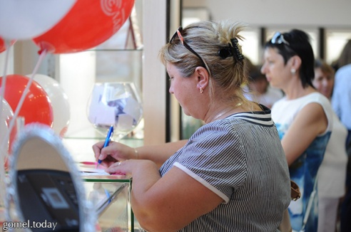 Женщинам в Гомеле напомнили, что их день — не только 8-е марта