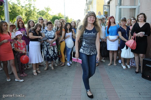 Женщинам в Гомеле напомнили, что их день — не только 8-е марта