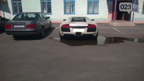 Фотофакт: уроженец Речицы приехал в родной город на роскошном «Ламборгини»