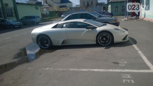 Фотофакт: уроженец Речицы приехал в родной город на роскошном «Ламборгини»