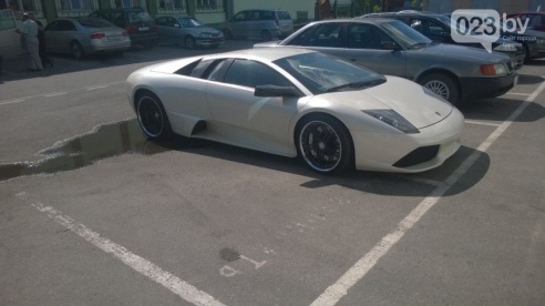 Фотофакт: уроженец Речицы приехал в родной город на роскошном «Ламборгини»