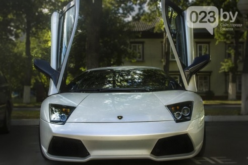 Фотофакт: уроженец Речицы приехал в родной город на роскошном «Ламборгини»