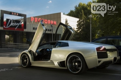 Фотофакт: уроженец Речицы приехал в родной город на роскошном «Ламборгини»