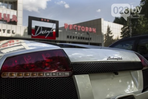 Фотофакт: уроженец Речицы приехал в родной город на роскошном «Ламборгини»