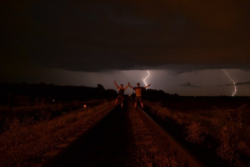 Двое гомельских парней сняли фотосет «Повелители молний»