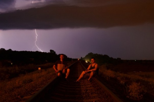 Двое гомельских парней сняли фотосет «Повелители молний»