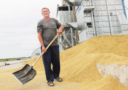 Корреспонды районной газеты «Голас Касцюкоушчыны» наведали механизаторов филиала №1 «Цемагро» на хлебной ниве (+ фото)