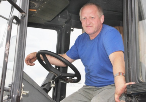 Корреспонды районной газеты «Голас Касцюкоушчыны» наведали механизаторов филиала №1 «Цемагро» на хлебной ниве (+ фото)