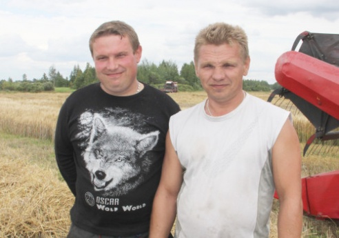 Корреспонды районной газеты «Голас Касцюкоушчыны» наведали механизаторов филиала №1 «Цемагро» на хлебной ниве (+ фото)