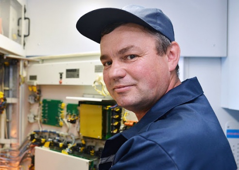 Почему современные вагоны не уступают самолётам, а на ВСЗ люди приходят работать на всю жизнь. Опытные вагоностроители рассказали о рабочих буднях