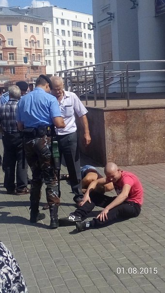 В центре Гомеля двое пьяных хулиганов пытались избить водителя автобуса, однако были задержаны прохожими (фото)