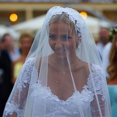 В Сочи поженились пресс-секретарь президента России и фигуристка – теперь в сети обсуждают все платья невесты (ФОТО)