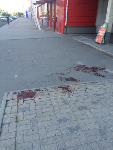 Фотофакт: пятна крови возле остановки «Рембыттехника» появились в результате супружеской разборки