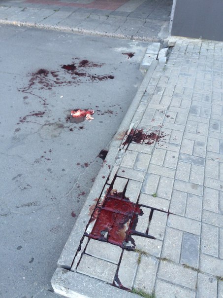 Фотофакт: пятна крови возле остановки «Рембыттехника» появились в результате супружеской разборки