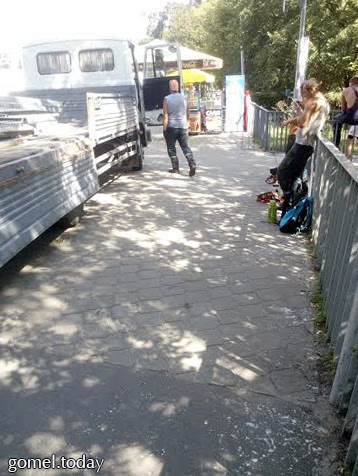 Фотофакт: на пешеходном мосту через Сож демонтировали решетчатые перегородки