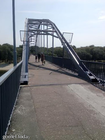 Фотофакт: на пешеходном мосту через Сож демонтировали решетчатые перегородки