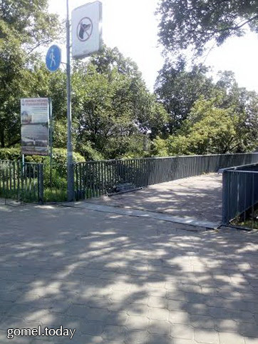 Фотофакт: на пешеходном мосту через Сож демонтировали решетчатые перегородки