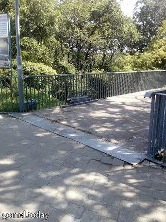 Фотофакт: на пешеходном мосту через Сож демонтировали решетчатые перегородки