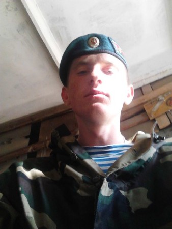 Пьяный десантник отпинал припаркованный автомобиль