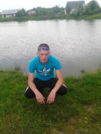 Пьяный десантник отпинал припаркованный автомобиль