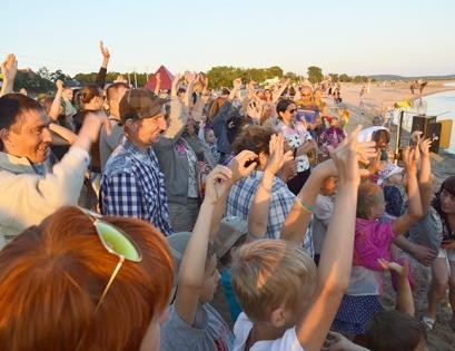 ФОТОФАКТ: 16 августа в Браславе на празднике Нептуна осыпали друг друга красками