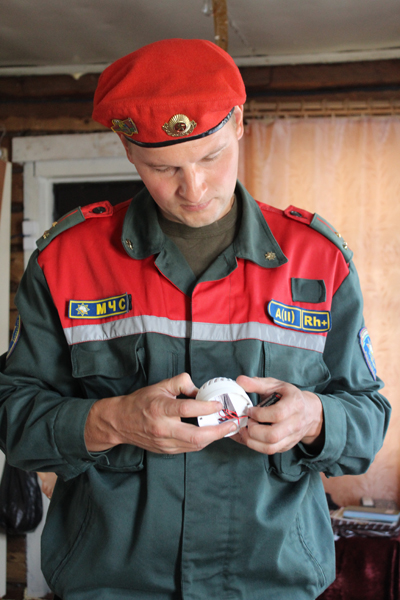 Работники Лиозненского РОЧС бесплатно установили извещатели в домах семей с маленькими детьми