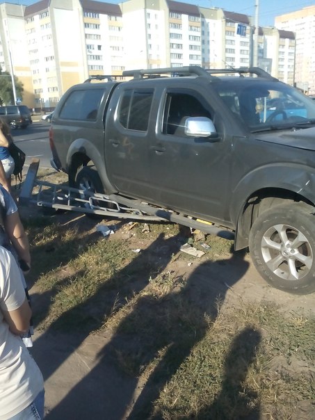 Фотофакт: внедорожник, уходя от столкновения с другим автомобилем, врезался в светофор и чуть не сбил ребенка
