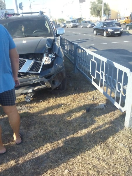 Фотофакт: внедорожник, уходя от столкновения с другим автомобилем, врезался в светофор и чуть не сбил ребенка