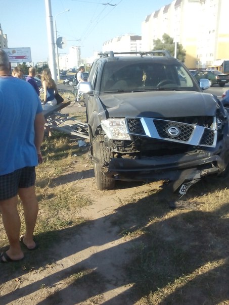 Фотофакт: внедорожник, уходя от столкновения с другим автомобилем, врезался в светофор и чуть не сбил ребенка