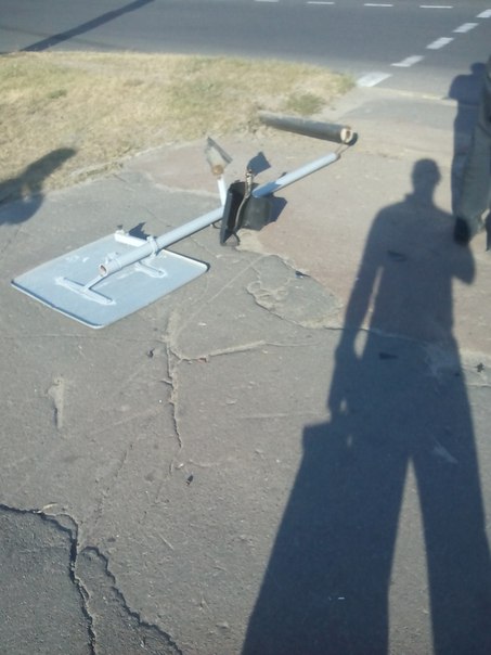 Фотофакт: внедорожник, уходя от столкновения с другим автомобилем, врезался в светофор и чуть не сбил ребенка