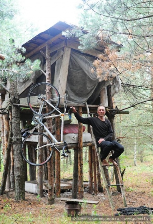 Гомельчанин летом живёт в доме на дереве