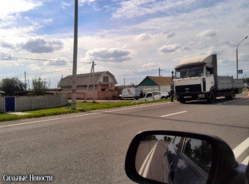 Фотофакт: в Костюковке МАЗ вытолкнул с дороги легковушку