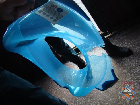 В магазине «Буслiк» малыш надел на голову детское сиденье для унитаза. Понадобилась помощь МЧС