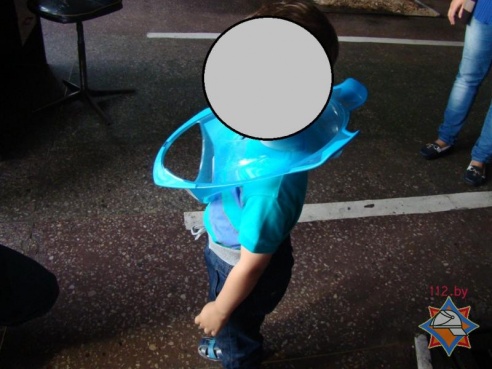 В магазине «Буслiк» малыш надел на голову детское сиденье для унитаза. Понадобилась помощь МЧС