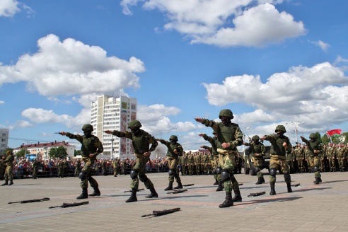 Празднование Дня десантника в Витебске собрало небывалое количество народа