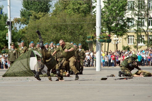 Празднование Дня десантника в Витебске собрало небывалое количество народа