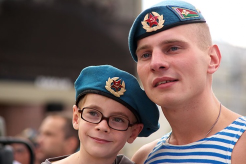 Празднование Дня десантника в Витебске собрало небывалое количество народа