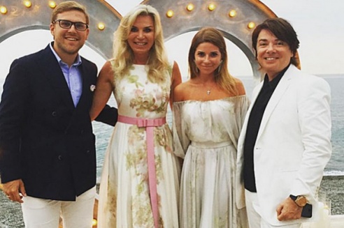 В Сочи поженились пресс-секретарь президента России и фигуристка – теперь в сети обсуждают все платья невесты (ФОТО)