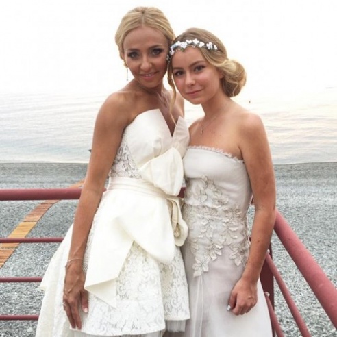 В Сочи поженились пресс-секретарь президента России и фигуристка – теперь в сети обсуждают все платья невесты (ФОТО)