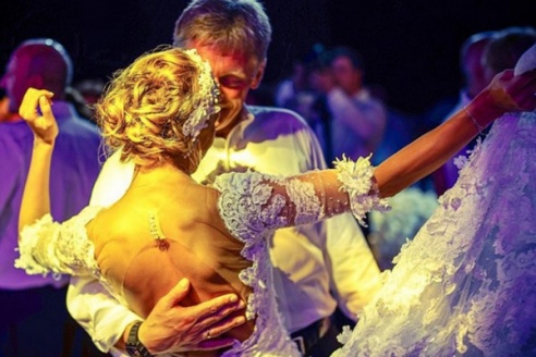 В Сочи поженились пресс-секретарь президента России и фигуристка – теперь в сети обсуждают все платья невесты (ФОТО)