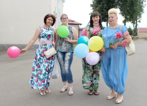 В День женственности жительниц Лиозно радовали улыбками и воздушными шарами