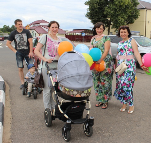 В День женственности жительниц Лиозно радовали улыбками и воздушными шарами