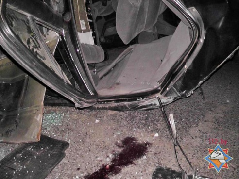 В Светлогорске «БМВ» устроил «кувыркалки» с переворачиванием, у водителя и пассажирки серьезные травмы (фото)