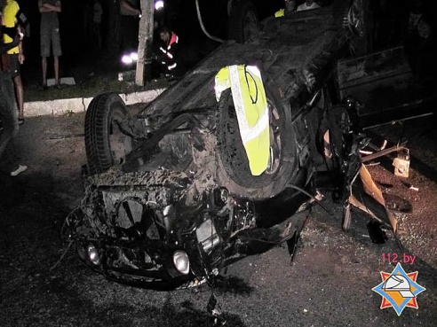 В Светлогорске «БМВ» устроил «кувыркалки» с переворачиванием, у водителя и пассажирки серьезные травмы (фото)