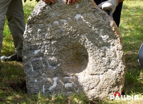 На еврейском кладбище в Глубоком нашли надгробие 1708 года (ФОТО)