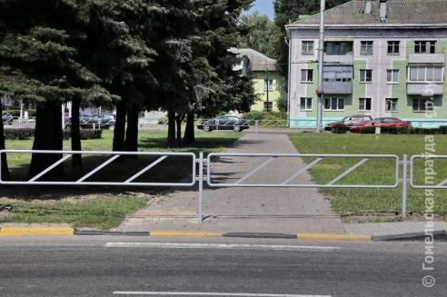 Фотофакт: перейти улицу Барыкина через дорожное кольцо на пересечении с Богдана Хмельницкого стало невозможно