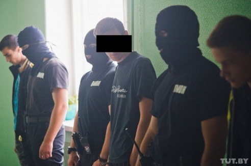 В Гомеле троих распространителей спайсов заключили под стражу на глазах у сверстников