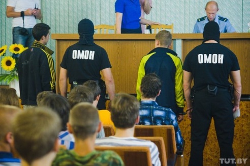 В Гомеле троих распространителей спайсов заключили под стражу на глазах у сверстников