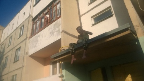 Фотофакт: в Гомеле молодой человек решил перекусить, сидя на козырьке подъезда