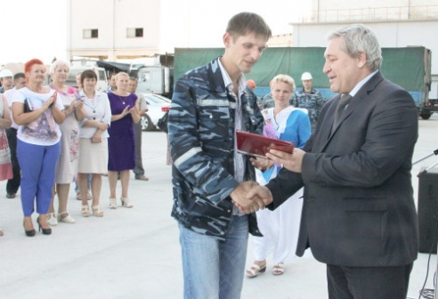 Замечательный подарок к Дню строителя подготовил коллектив ОАО «БЦЗ», где в канун праздника был введен в эксплуатацию участок по упаковке цемента в Биг-беге